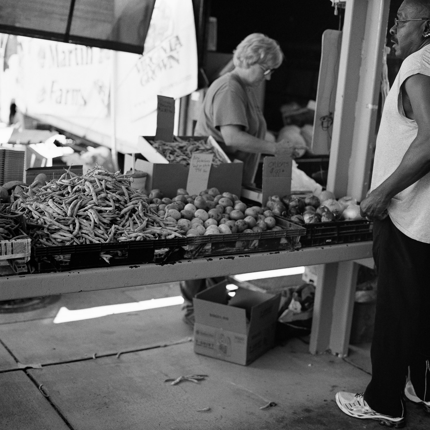 person buying produce at the farmers market